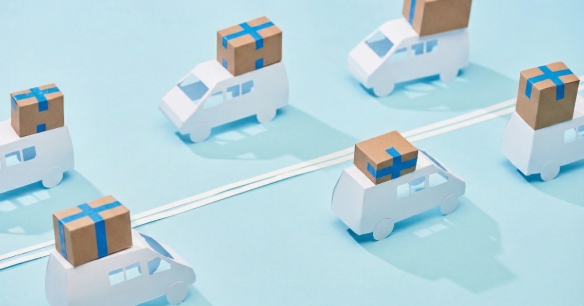 Vans de transporte entregando pedidos simulando prazo de entrega em lojas virtuais