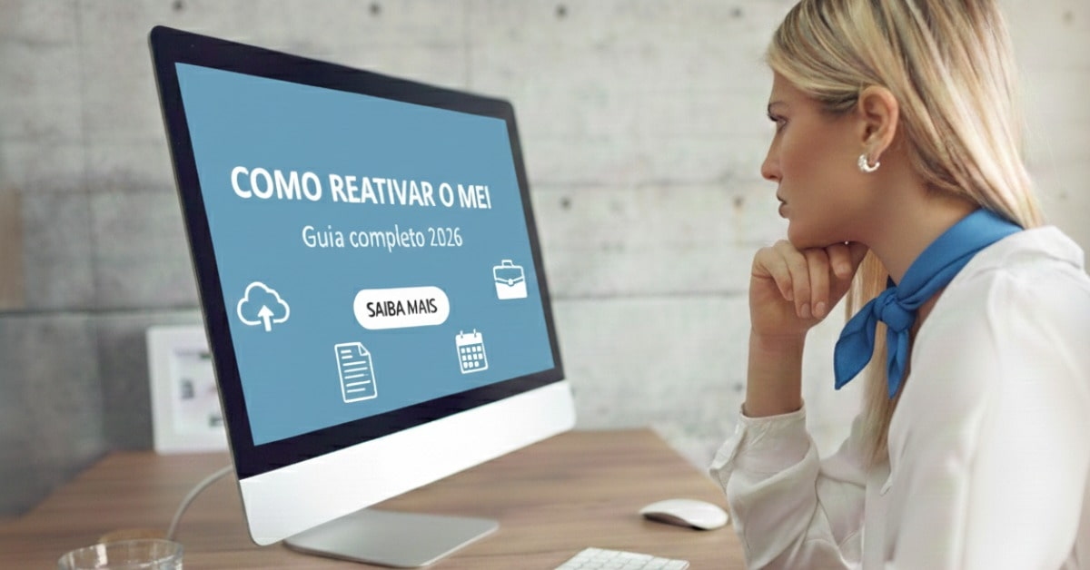 Mulher em frente ao computador lê guia de Como reativar MEI