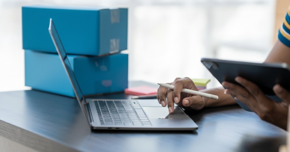 Mulher usa o computador para ver opções de frete para e-commerce