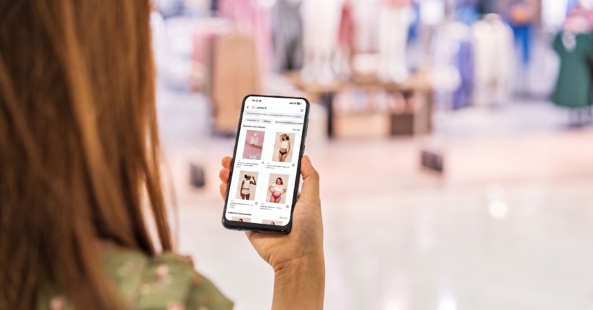 Mulher acessando o aplicativo Instagram Shopping no celular