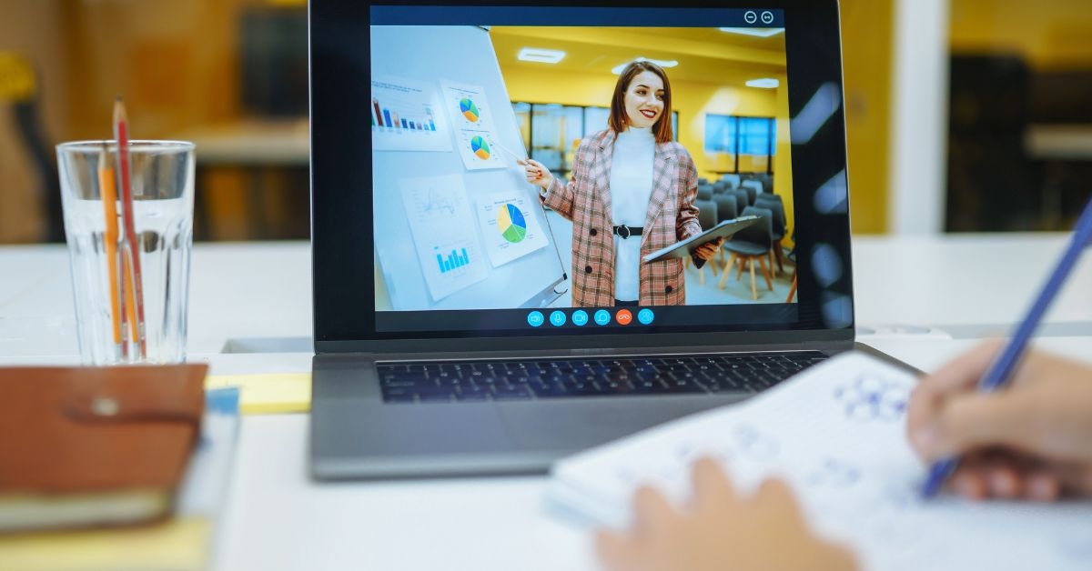 Aluno assistindo aula sobre como vender infoprodutos